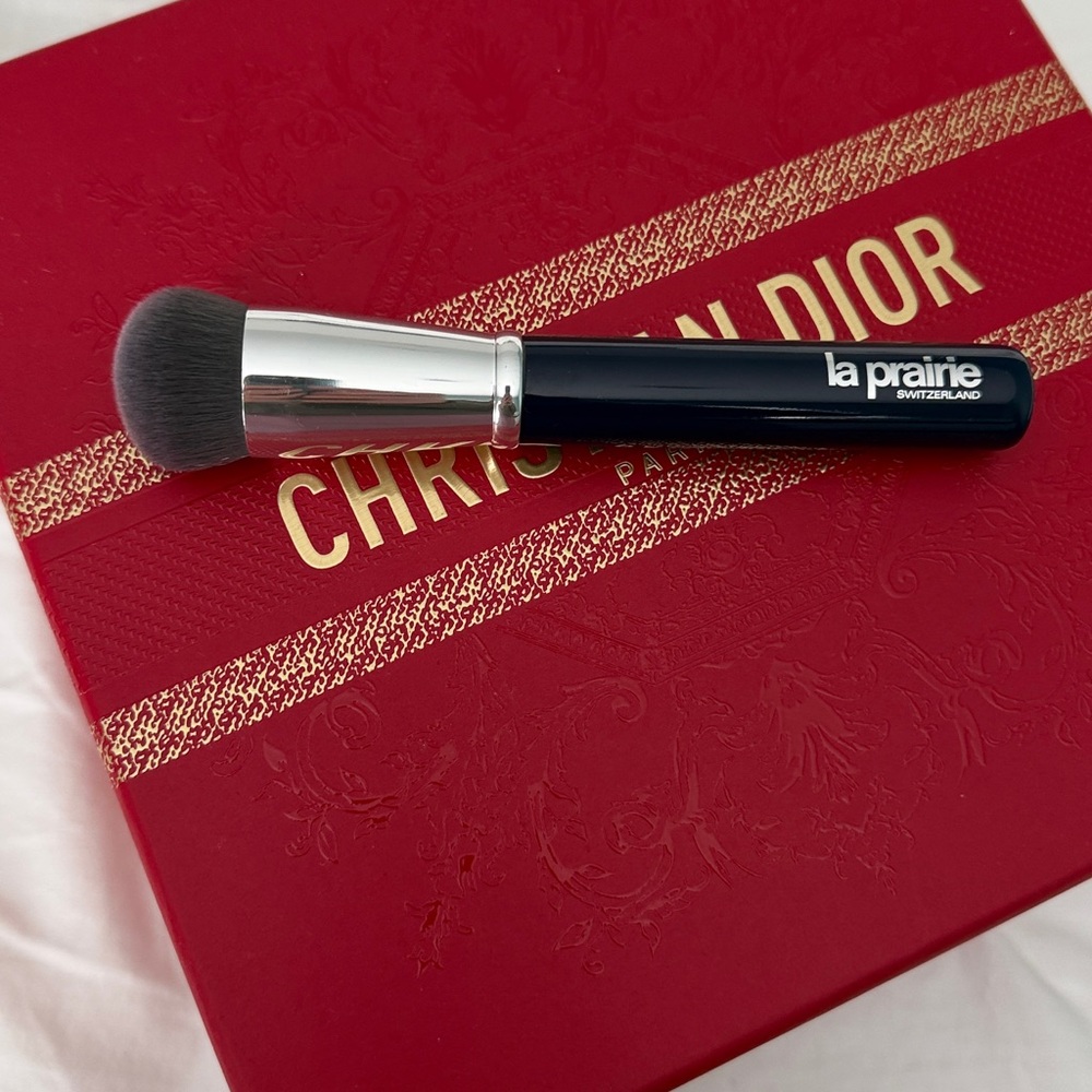 La Prairie foundation brush